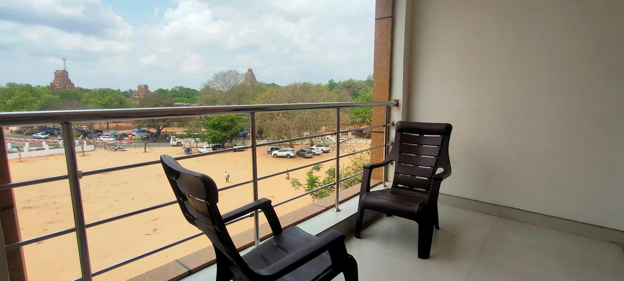 Srirathna Temple View Inn Thanjavur Exterior photo