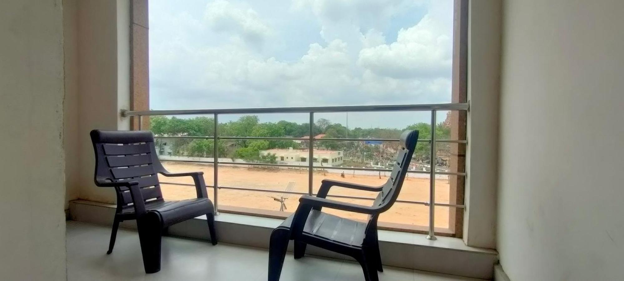 Srirathna Temple View Inn Thanjavur Exterior photo