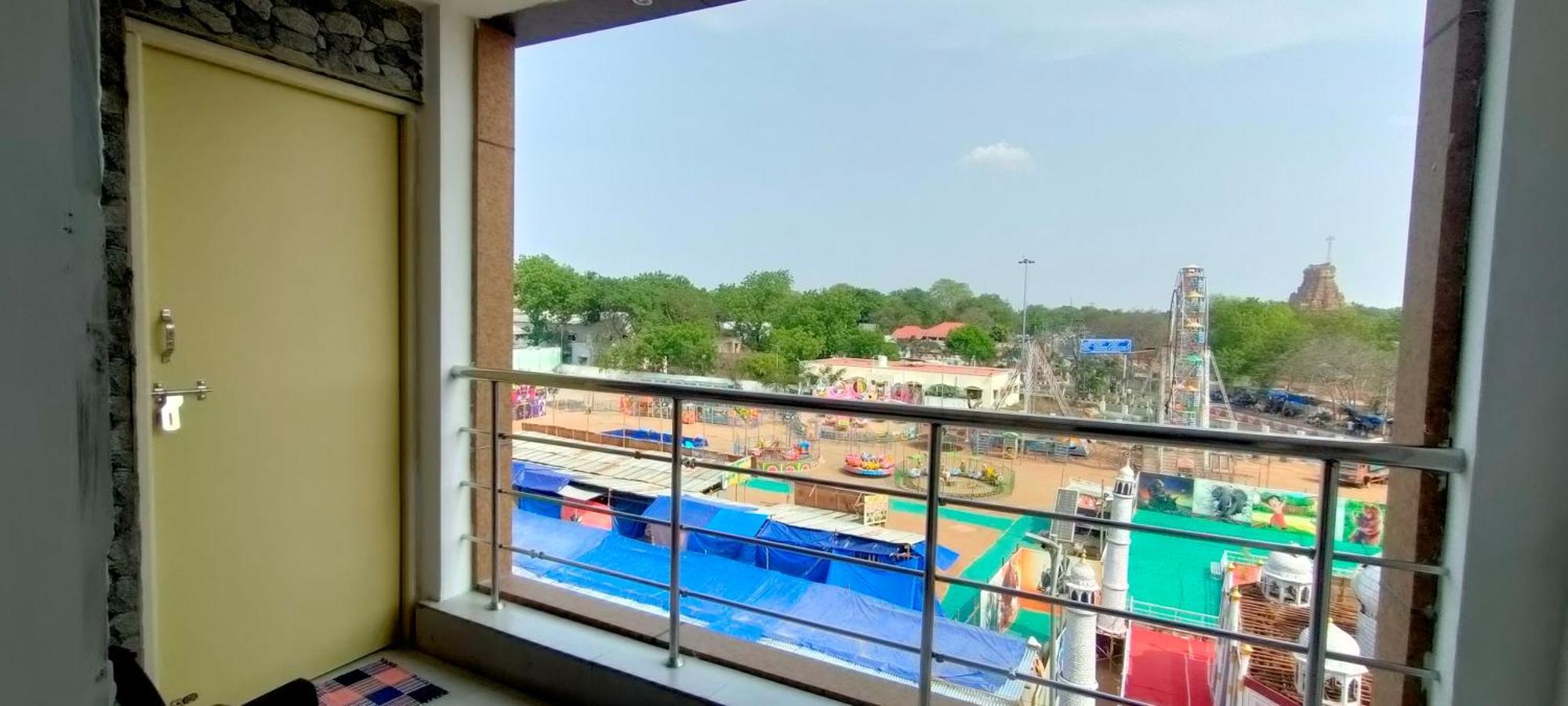 Srirathna Temple View Inn Thanjavur Exterior photo